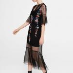 Robe noire midi avec plumetis et broderies florales