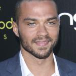 Interprété par Jesse Williams