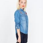 Chemise en denim à écussons floraux