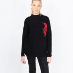 Pull noir brodé de roses