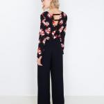 Blouse fleurie avec décolleté dans le dos