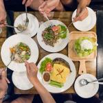 Buvez un grand verre d'eau avant et après chaque repas
