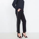 Le pantalon à bandes contrastantes