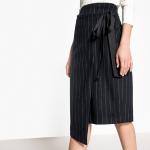La jupe portefeuille asymétrique à fines rayures