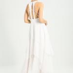 Robe asymétrique détaillée dans le dos