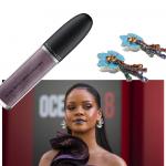 Le rouge à lèvres mauve et les boucles d'oreilles 'fleur' de Rihanna