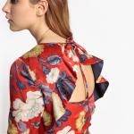 Robe fleurie avec décolleté dans le dos