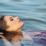 Mascara waterproof, woman swimming