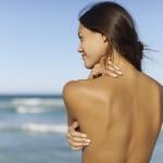 Topless: est-il risqué de bronzer seins nus à la plage?