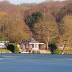 Une micromaison sur un lac