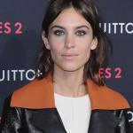 La frange asymétrique et effilée d'Alexa Chung