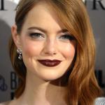 Le bob avec mèche sur le côté d'Emma Stone
