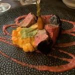 Bœuf au charbon végétal cuit à basse température, crème de rattes du Touquet et carottes glacées