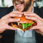 3) On lui organise un lunch surprise