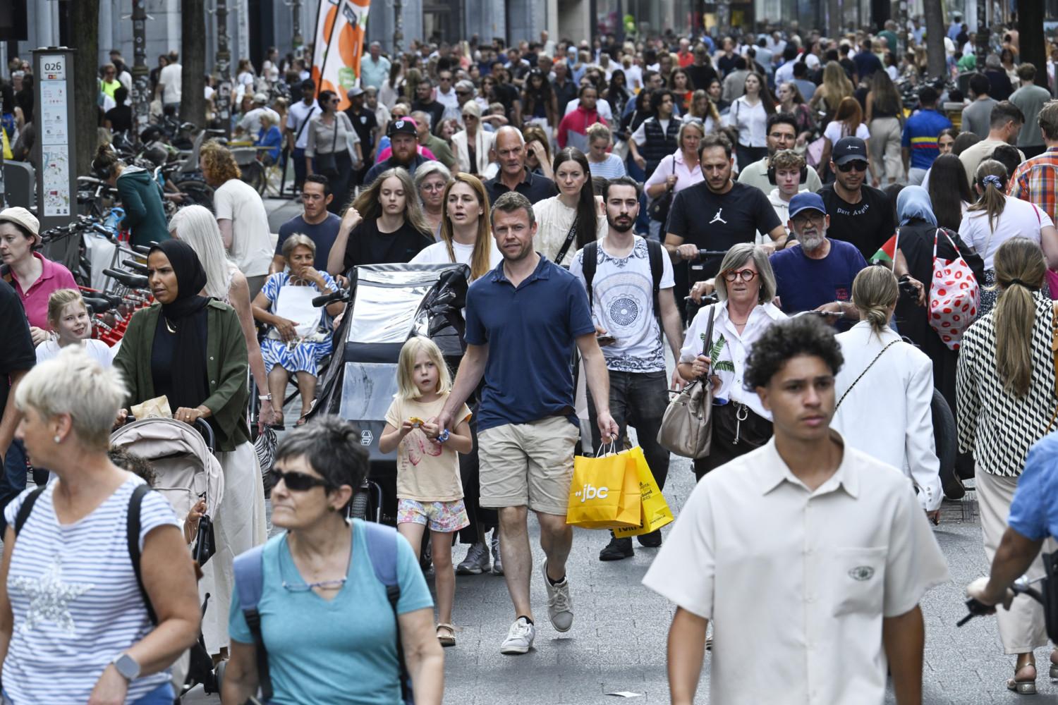 Drukke winkelstraat Meir in Antwerpen met voorbijgangers van diverse afkomst — symbool van stedelijke diversiteit in Vlaanderen.