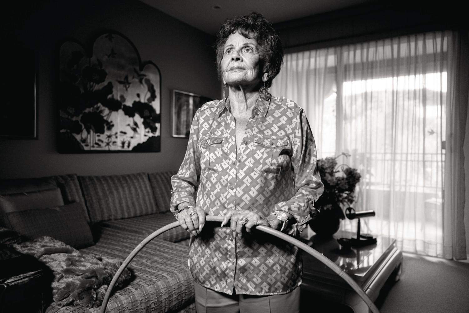 Volgens een invité lijkt het gekronkel van de gastvrouw op een hula, een traditionele dans op Hawaï. Meteen heeft het tuig een naam ten huize Anderson: de hula hoop of hoelahoep.