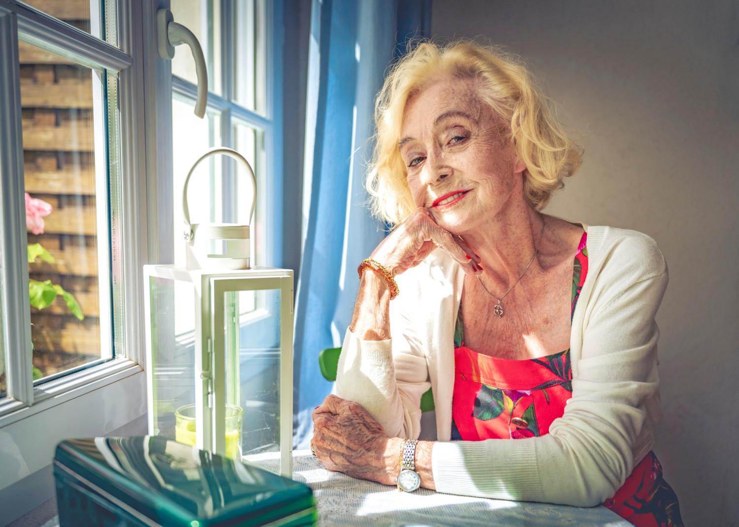 Leah Thys, grande dame van theater en televisie, openhartig over ongeneeslijke longziekte: “Dat het einde nadert, daar heb ik vrede mee” (De Zondag)