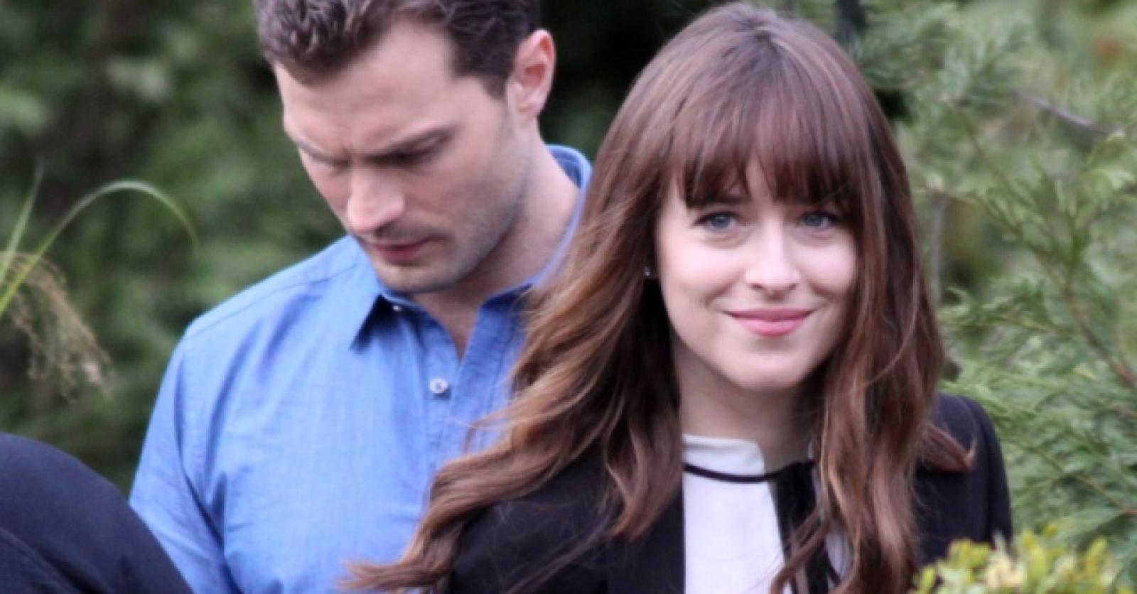 Jamie Dornan en Dakota Johnson gespot met trouwringen op de set