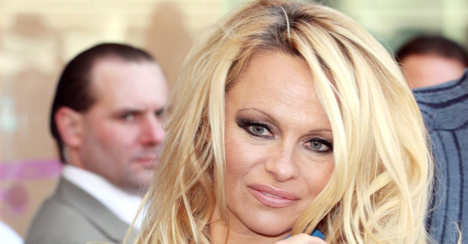 ZIEN: Pamela Anderson (49) verscheen haast onherkenbaar op het The Best  Awards Gala