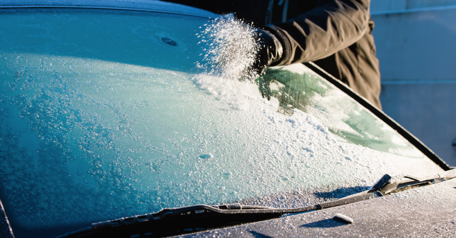 Givre: les gestes à éviter avec votre voiture en hiver - Femmes d