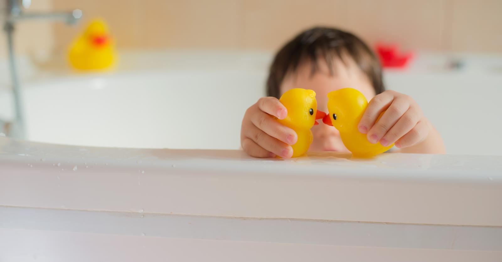 Gare aux canards en plastique dans l'eau du bain !