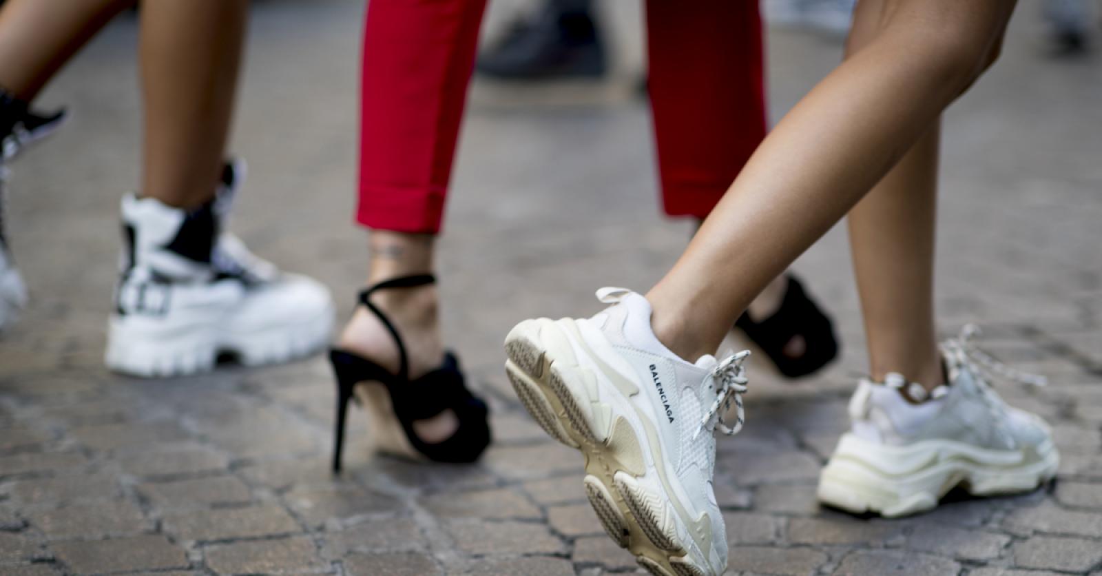 beweging Arctic het winkelcentrum 5 tips om witte sneakers terug stralend wit te krijgen
