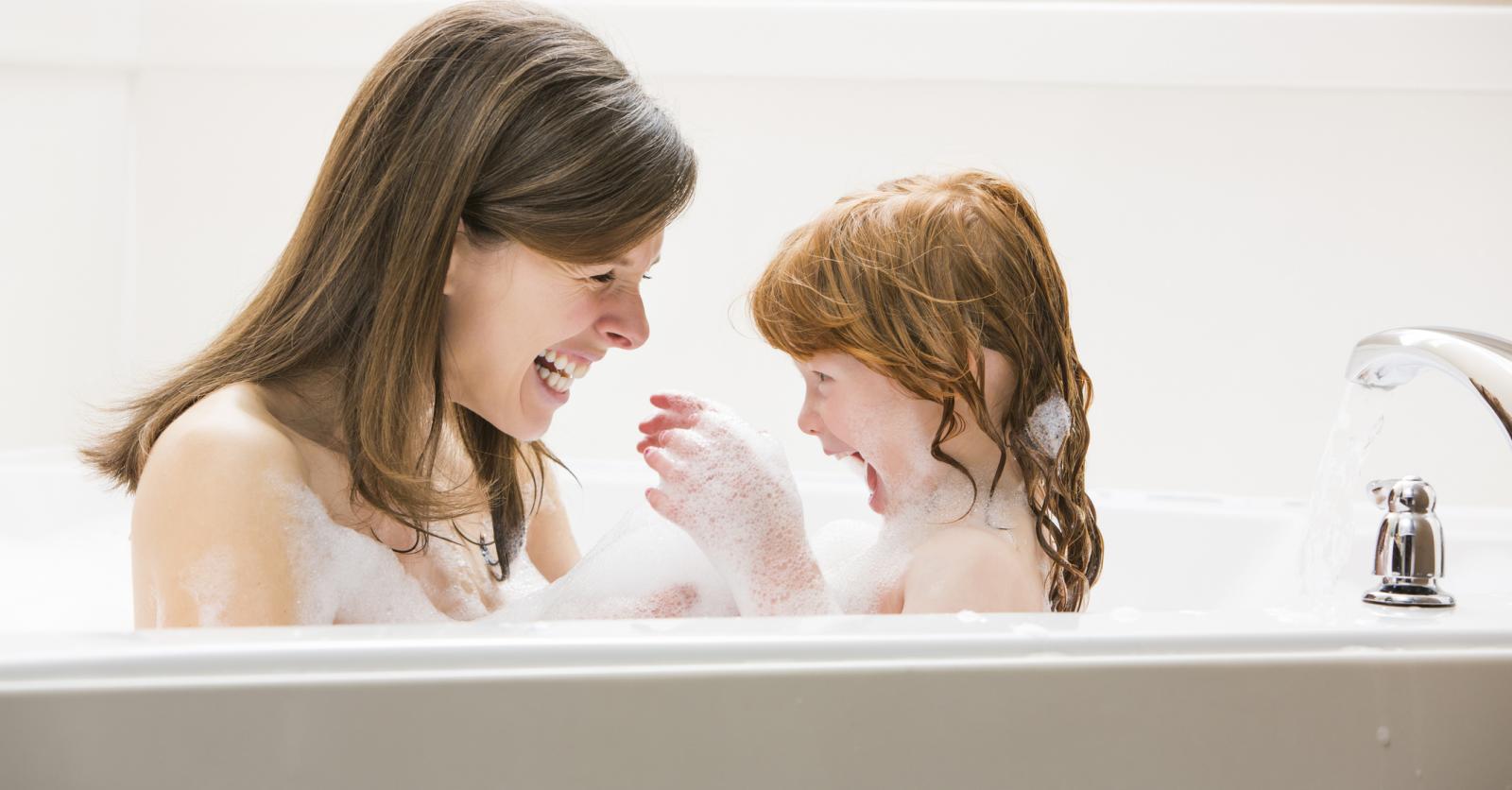 Jusqu'à quel âge prendre le bain avec son enfant ?