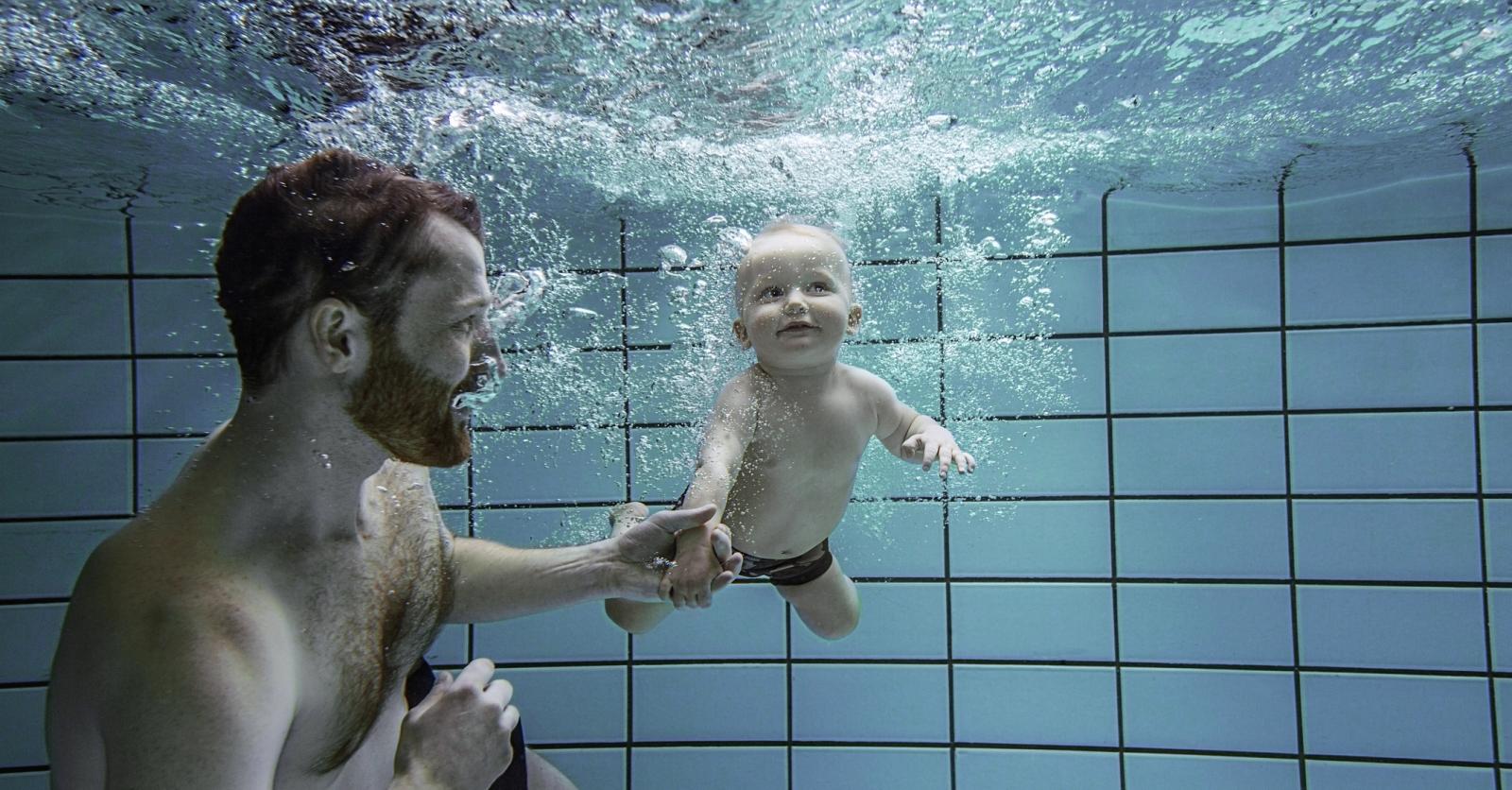 Comment faire découvrir l'eau à mon Bébé? La piscine à partir de quel âge?  Quelques conseils
