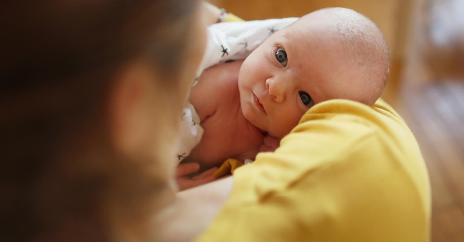 Eau pour bébé : pourquoi faut-il éviter d'en donner avant 6 mois ?
