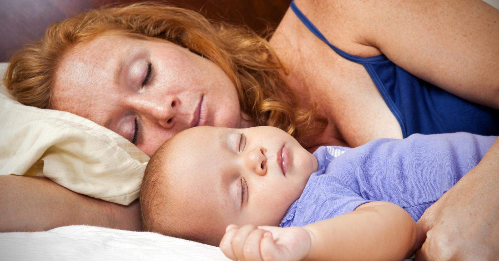 Реально спим с мамой. Малыш и мама. Мать и дитя. Сон младенца.