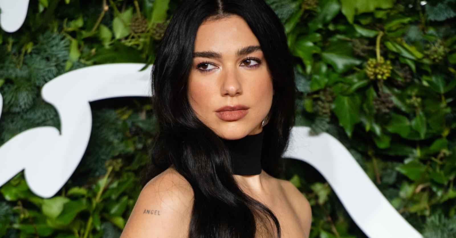 ON VEUT: la manucure gold de Dua Lipa pour les Fêtes