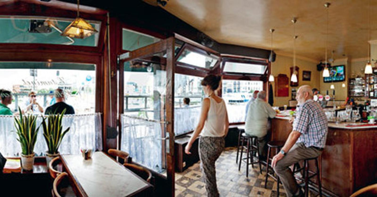 Daar in dat kleine café aan de haven