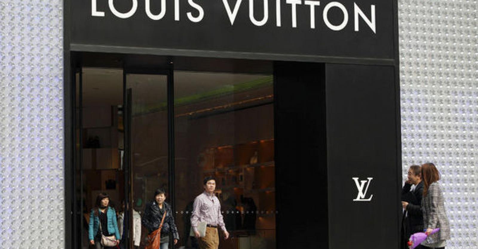 X 上的Alfred Cockfield II：「@LouisVuitton_US Racist employee who thinks  African Americans are always trying to get over. I'm tired. I love Louis  Vuitton but.!  / X