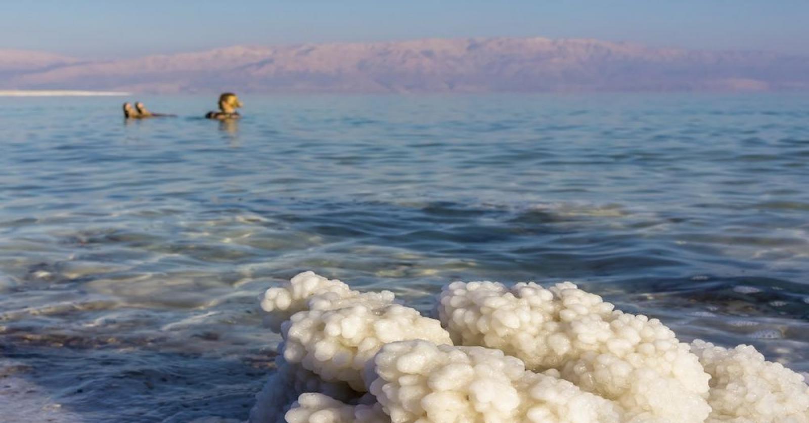 Соленое море слушать. Соленая вода. Соленая вода океана. Соль мирового океана. Минералы мертвого моря.