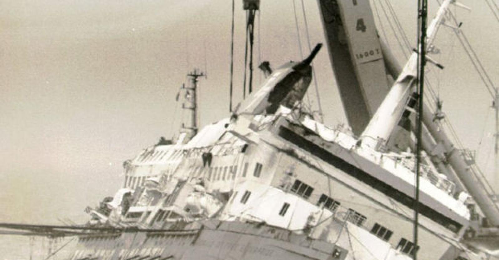 11 novembre 1965 - Test de l'insubmersible Dory : Huit employés d'une  entreprise de construction de bateaux de Chichester, Sussex, et deux  modèles engagés pour la journée d'hier à l'essai les qualités