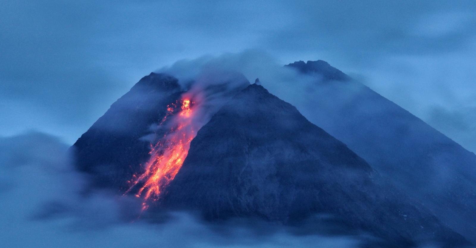 Merapi vulkaan in Indonesië spuwt as uit