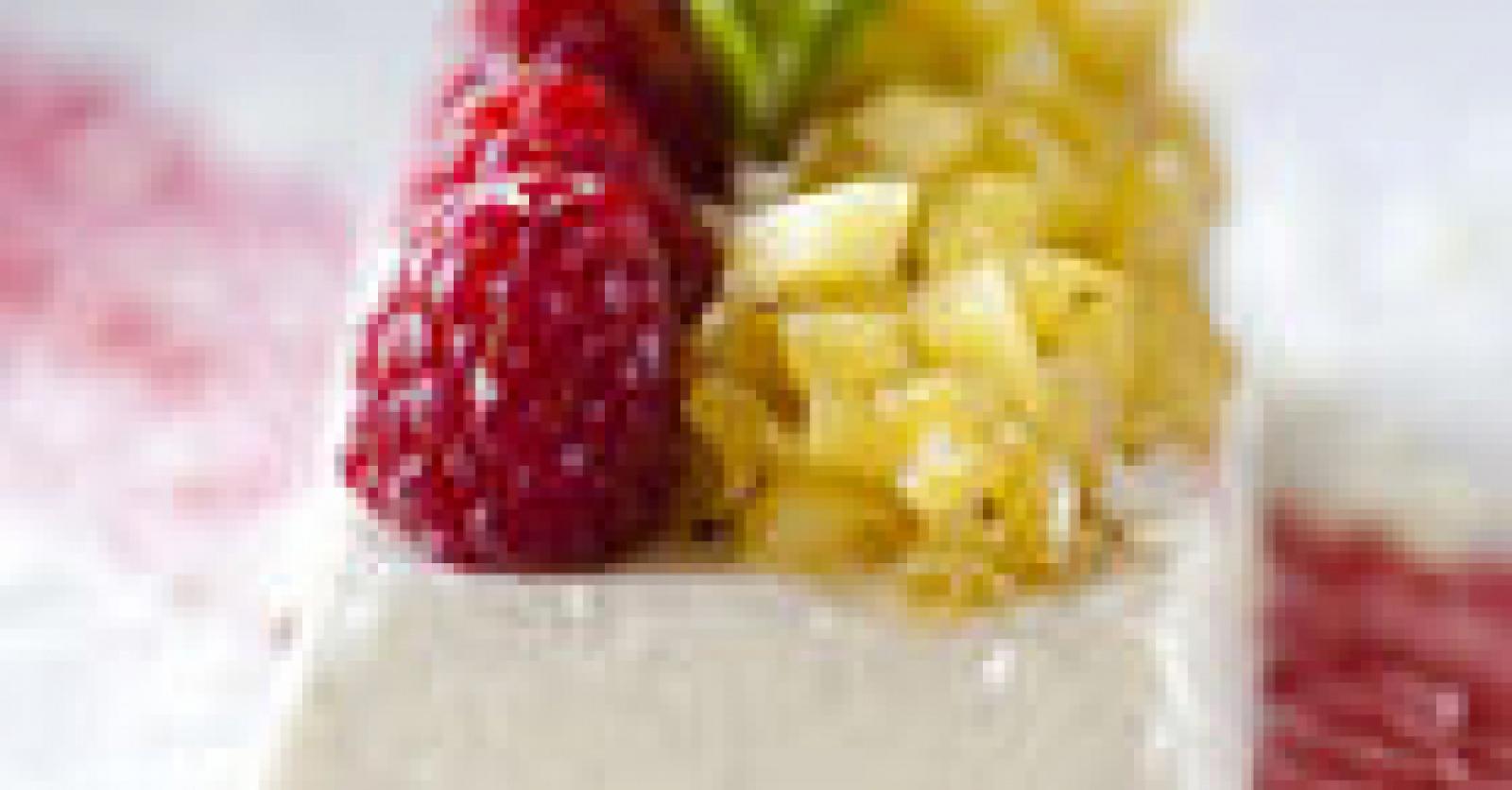 Panna cotta van kokosmelk en witte chocolade met karamelananas en frambozen