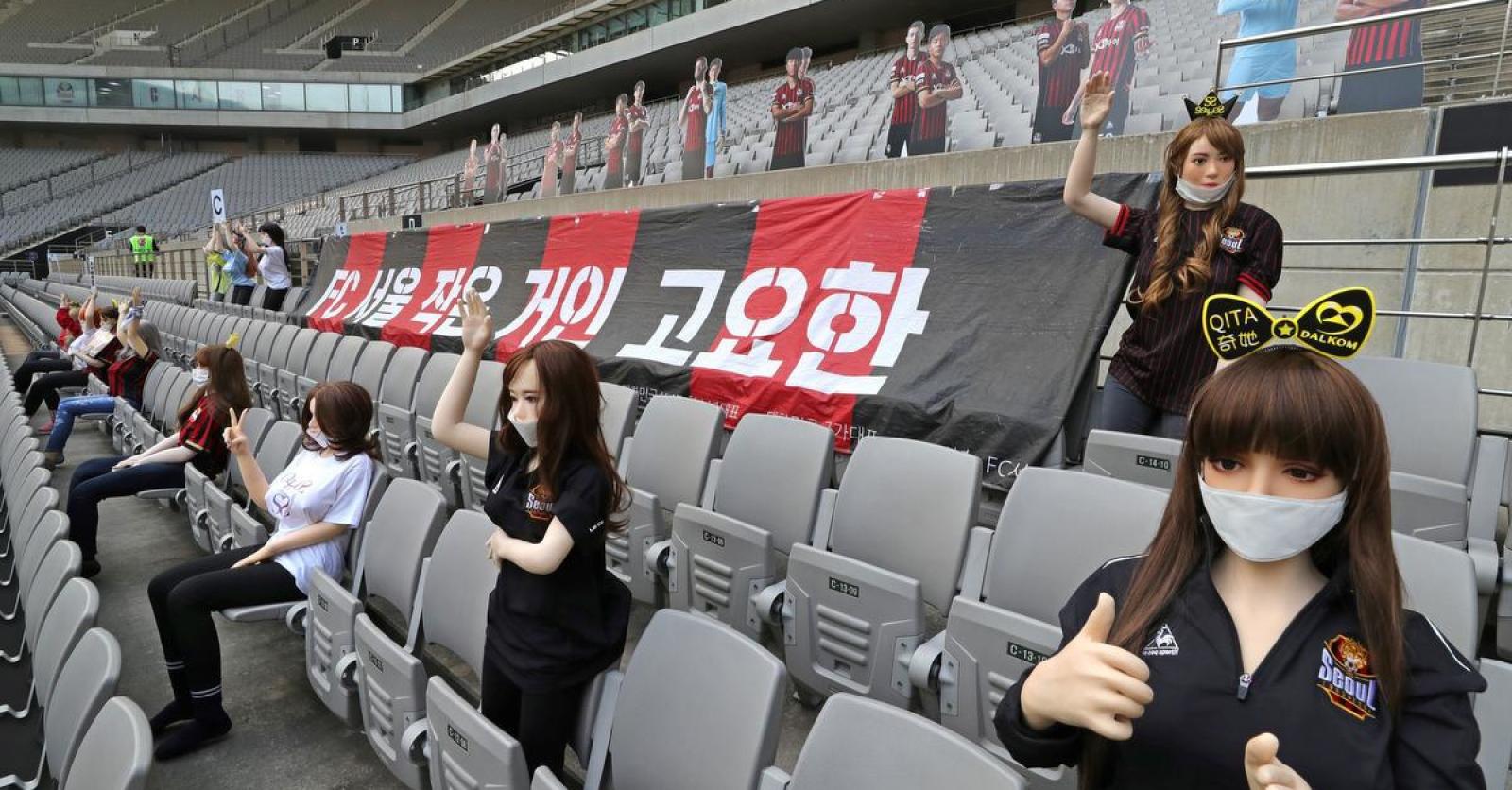 FC Seoul gebruikt sekspoppen om tribunes op te vullen afbeelding afbeelding