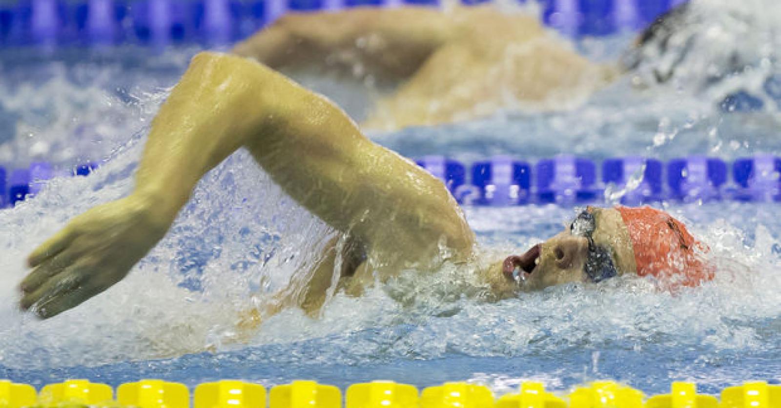 Glenn Surgeloose qualifié pour la finale du 200m libre avec un nouveau