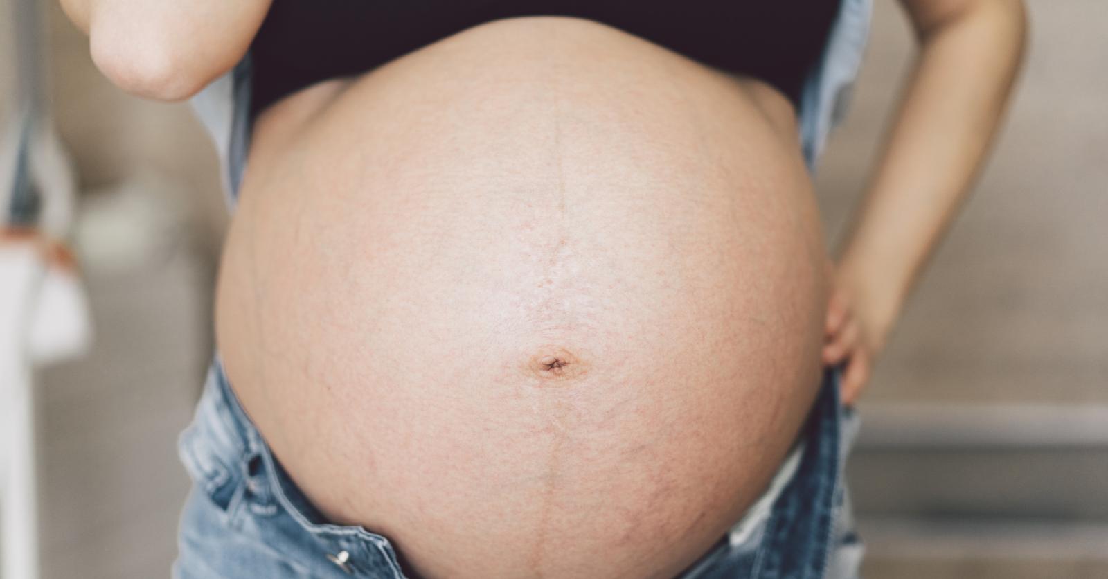 Le ventre de la maman à 8 mois de grossesse