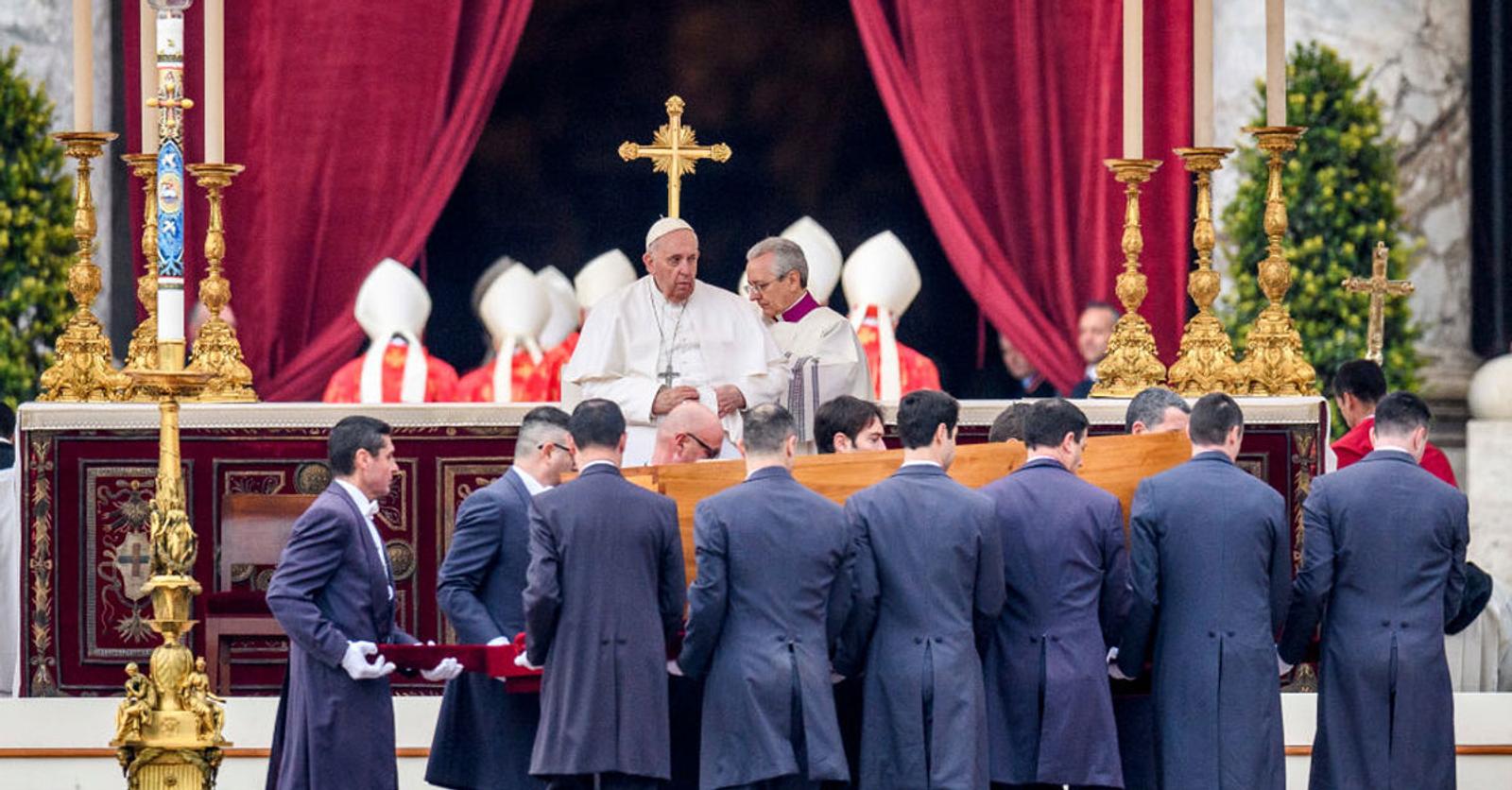Paus Benedictus XVI begraven in Rome: 50.000 gelovigen woonden ...