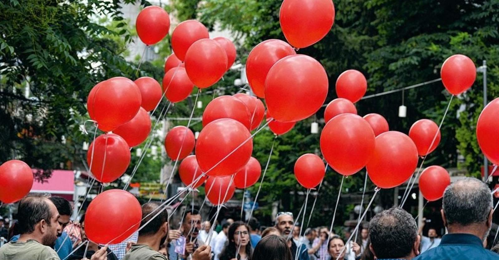 Les dangers des lâchers de ballons et pourquoi vous devriez éviter