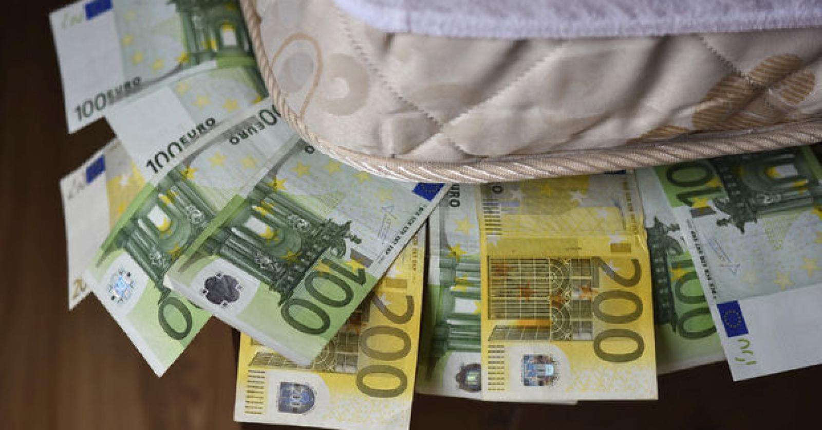 Epargne : pourquoi les Français amassent les billets sous leur matelas
