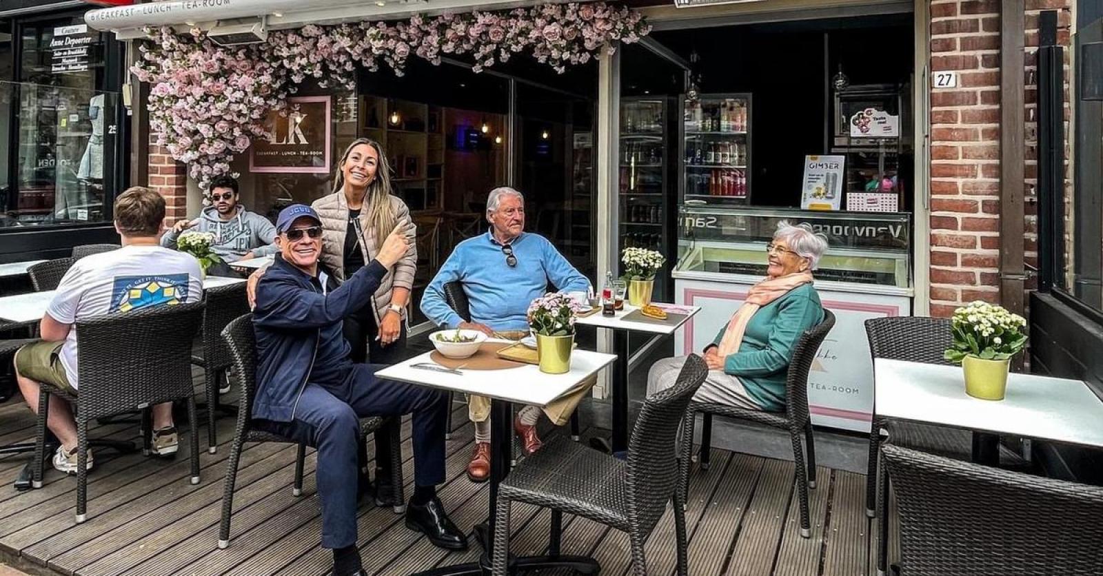 Jean-Claude Van Damme visita il nuovo reparto di ristorazione di sua nipote a Knokke-Heist: “Arriverà sicuramente quest’estate!”