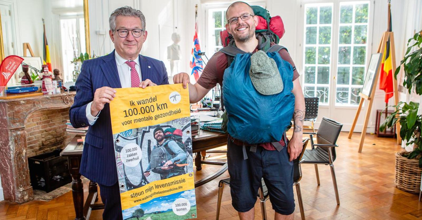 Un holandés que quiere caminar 100.000 km se detiene en Brujas: «Recojo la basura y planto árboles por el camino»