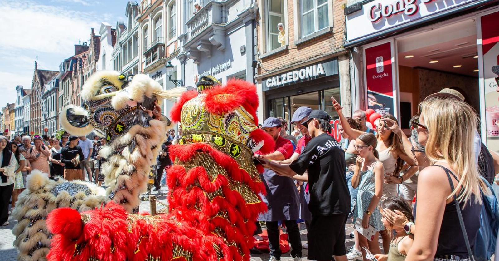 Wereldleider in bubble tea opent winkel in Brugge met drakendans