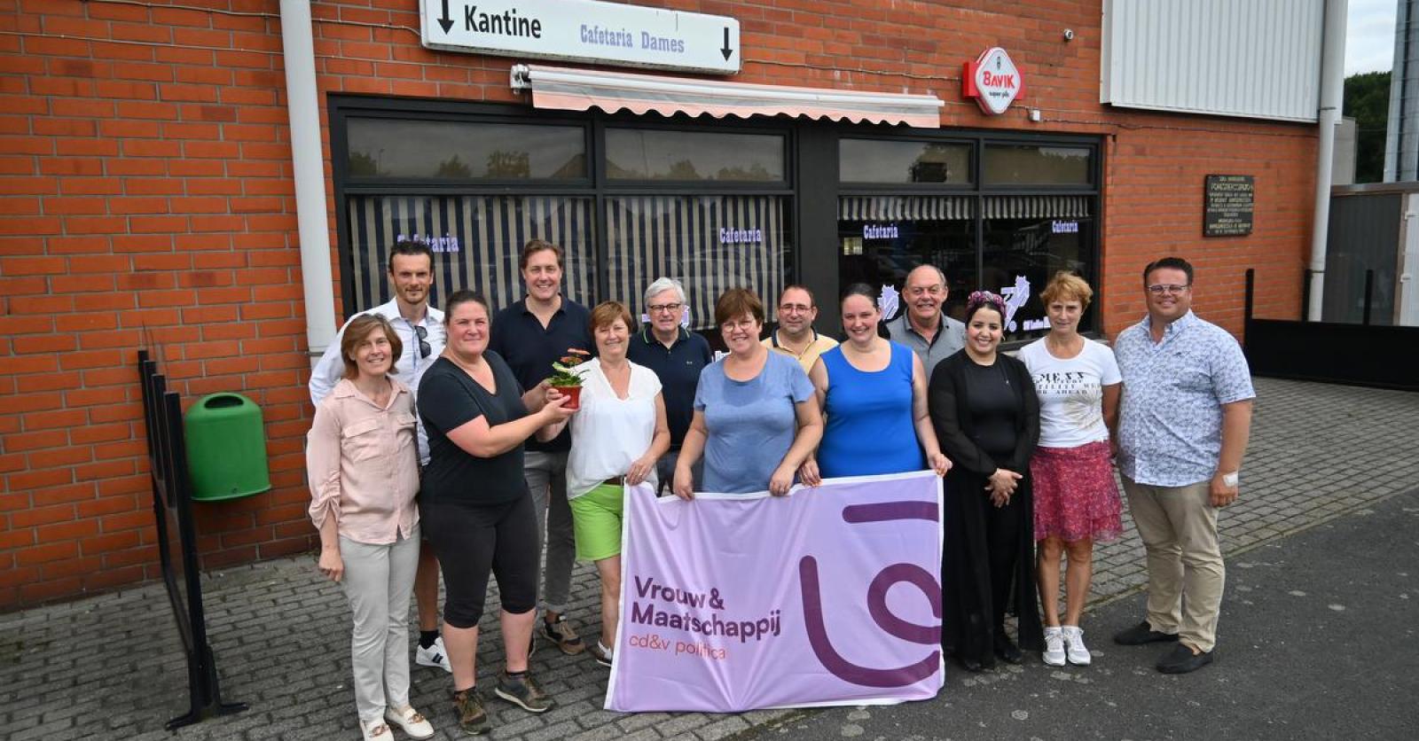 Vrouw en Maatschappij Harelbeke schenkt Gerberaprijs aan Sport