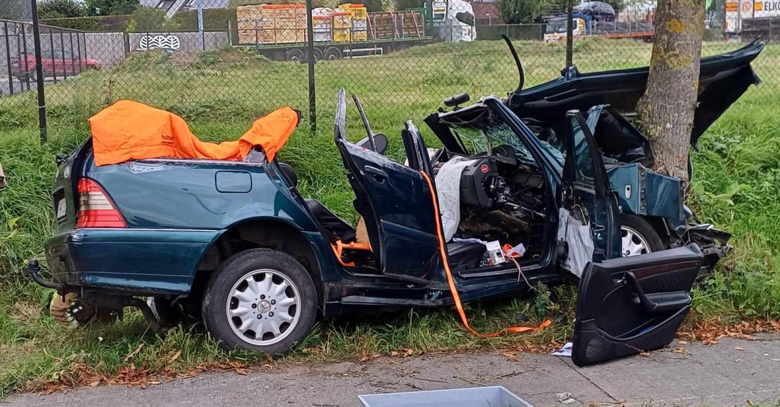 Bestuurder Gewond Na Hevige Botsing Tegen Boom Op N Ter Hoogte Van Ruiselede Man Wel Buiten