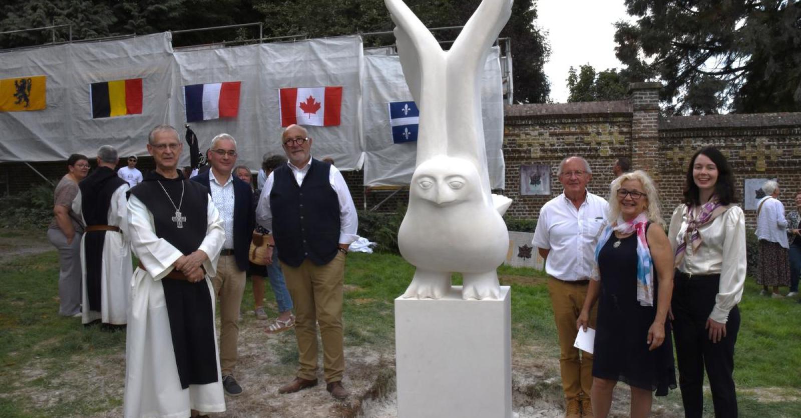 De Sneeuwuil Ingehuldigd Als Vredessymbool En Ter Herdenking Ste Bataljon Uit Qu Bec Dat In