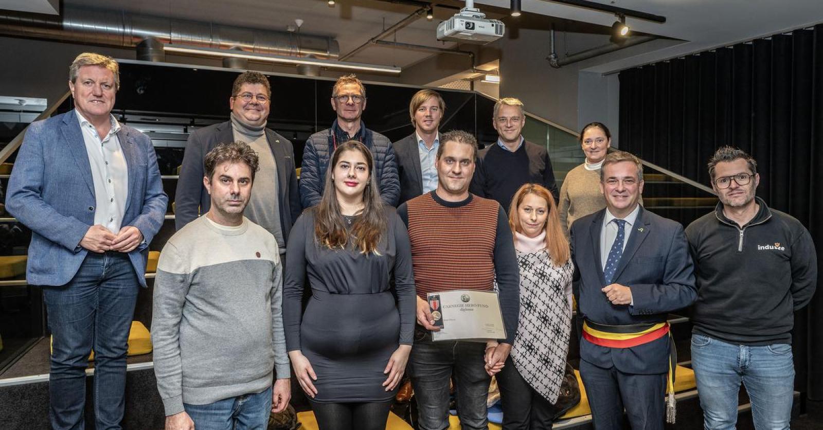 Marvin (35), die vrouw uit kanaal redde, gehuldigd als held: “Je bent